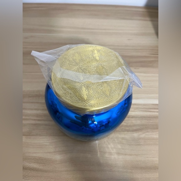 Anthropologie x Capri Blue Volcano Candle in Ombre Faceted Glass Jar | 19 oz. - Picture 5 of 7